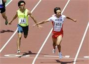 男子２００メートル決勝で優勝した高瀬慧（かい、右）と２位の藤光（ふじみつ）謙司＝埼玉県熊谷市・熊谷スポーツ文化公園陸上競技場（共同）