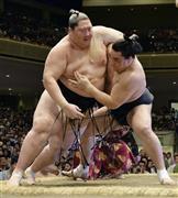 逸ノ城（いちのじょう、左）を攻める日馬富士（はるまふじ）＝２０１５年５月１７日、東京都墨田区・両国国技館（共同）