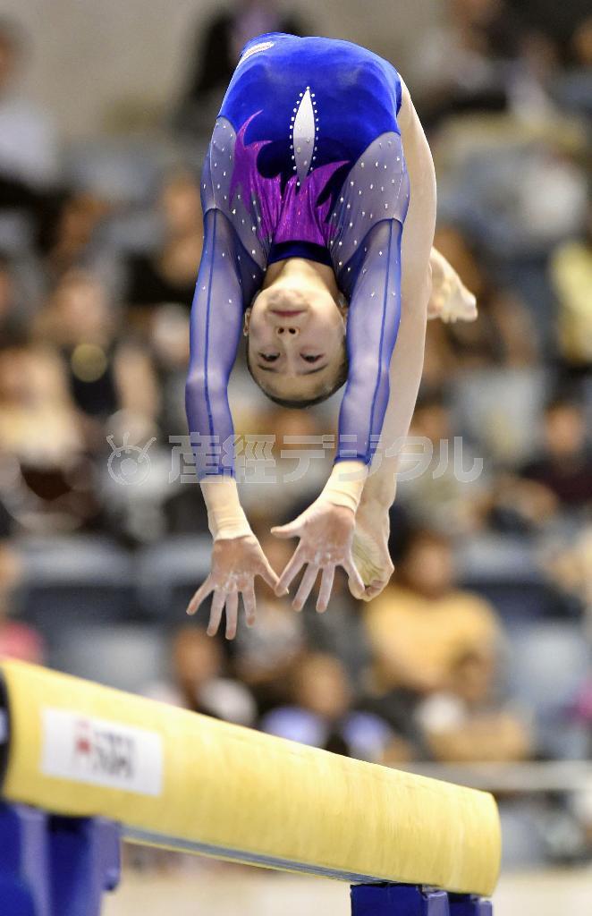 女子個人総合で優勝した杉原愛子の平均台＝２０１５年５月１７日、東京都渋谷区・国立代々木競技場（共同）