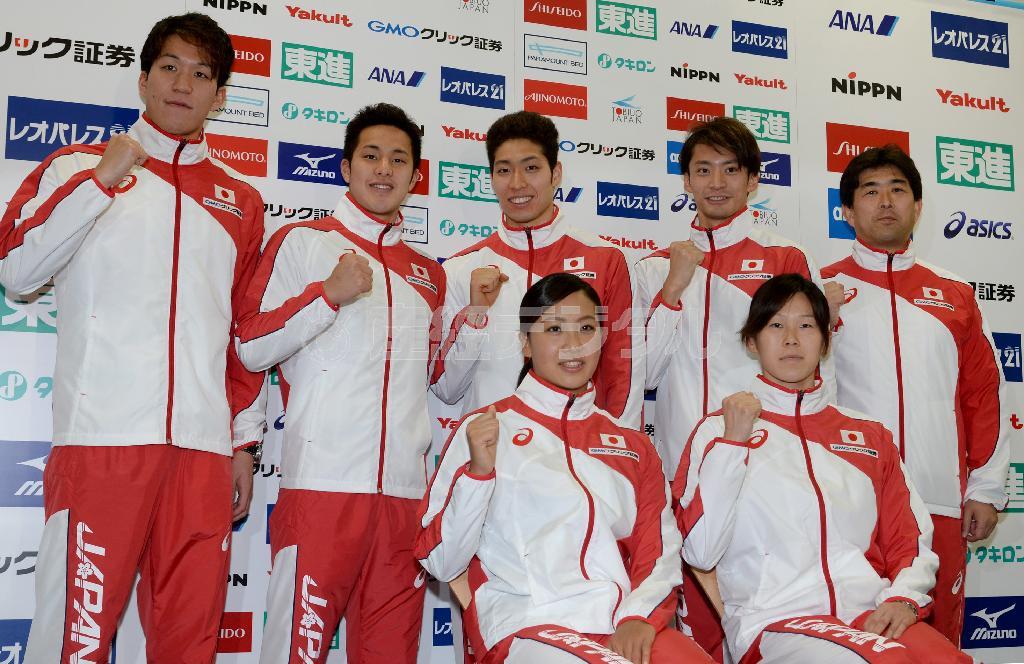 選手強化の拠点となる東京都北区の味の素ナショナルトレーニングセンターで会見する世界水泳の日本代表チーム＝２０１５年４月１３日、東京都北区・ナショナルトレーニングセンター（今野顕撮影）