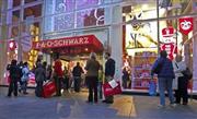 米ニューヨークの五番街にある、米国で最古のおもちゃ店「ＦＡＯシュワルツ」＝２０１１年１１月２１日（ＡＰ）