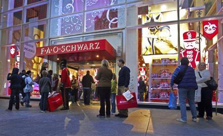 米ニューヨークの五番街にある、米国で最古のおもちゃ店「ＦＡＯシュワルツ」＝２０１１年１１月２１日（ＡＰ）