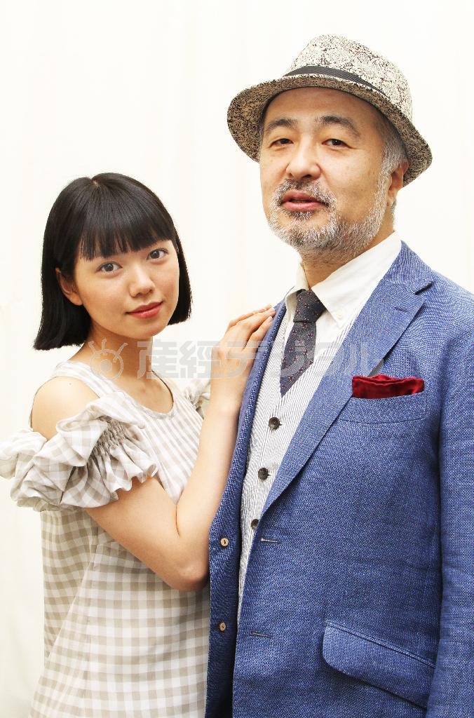 「足を引っぱらないようにしなくちゃ」と笑う二階堂ふみさん（左）に舞台女優の才能を「発掘したいな」と意気込む松尾スズキさん＝２０１５年４月３０日、東京都新宿区（荻窪佳撮影）