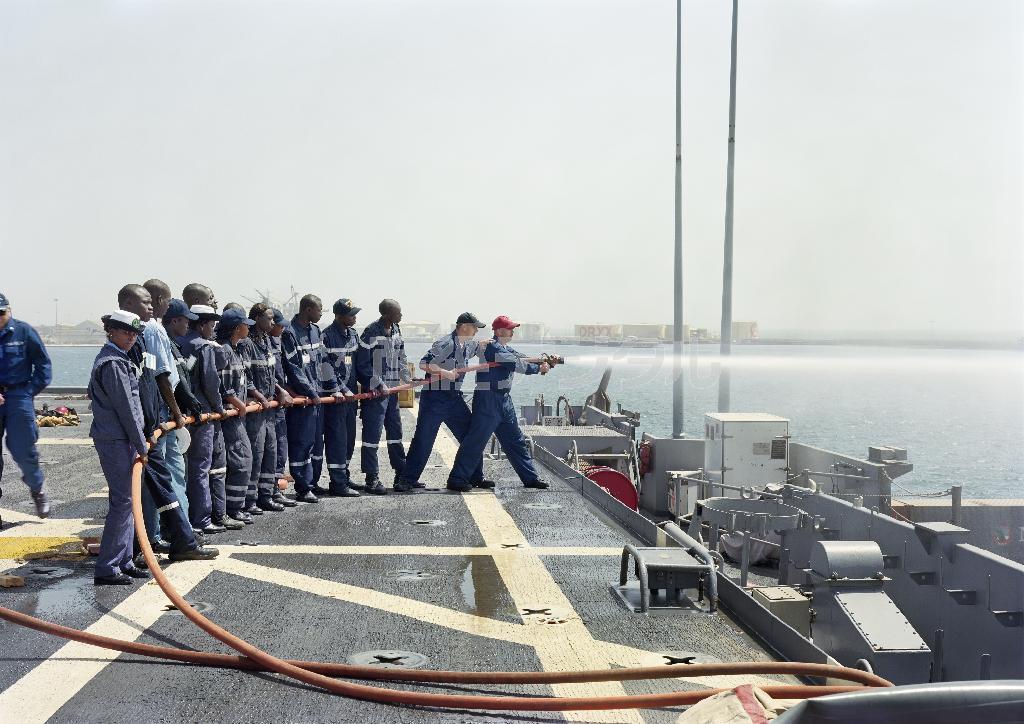 アン・ミー・レー「被害対策訓練、米国艦船ナッシュビル、セネガル（『陸上の出来事』シリーズより）」（２００９年、提供写真）