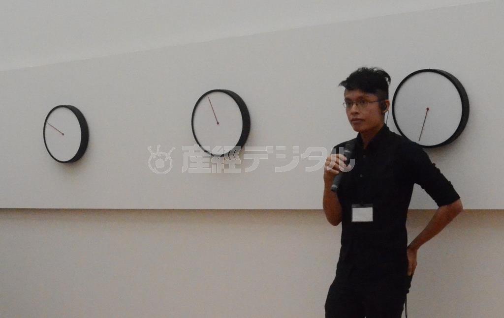 ブルース・クエックと「鏡の回廊＿東南アジア・リポート」（２０１２年）＝２０１５年４月１０日（原圭介撮影）