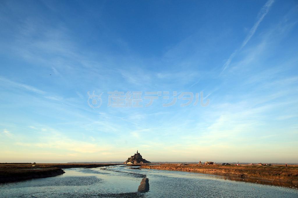 （１７：３０）バス停の横に展望デッキがあり、ガイドさんがここからが撮影するには良いと教えてくれたので、日没１時間半前から三脚をスタンバイしました＝２０１５年３月６日、フランス・モンサンミッシェル（須藤夕子さん撮影）