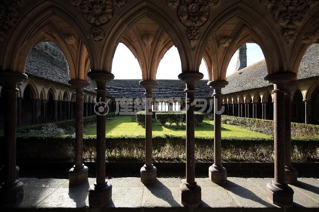 こちらは１３世紀初頭に建設された「ラ＿メルヴェイユの塔」の最上階にあるゴシック様式の回廊です。メルヴェイユとはフランス語で「驚嘆」という意味で、それほど美しいとされた回廊です。一部分を切り取っても、窓から外の海を撮っても、どこを撮っても美しいですが、私はこの一周をぐるっと回れるのだということが伝わる写真を撮りたいとこの場所を選び、１１㍉の広角レンズで撮影しました。中庭の緑の露出と手前の暗い部分の露出の差が激しいので注意が必要です。曇りの日の方が撮りやすいでしょう＝２０１５年３月６日、フランス・モンサンミッシェル（須藤夕子さん撮影）