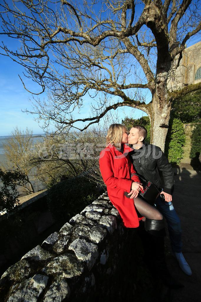 外観の写真をみることが多いモンサンミッシェルですが、実は裏庭には、意外といろんな木や花が咲いていて、眺めも良くおすすめの場所です。フランス人のカップルがいたので、撮影させてもらいました。モンサンミッシェルだということが少しでも分かるよう建物や座っている石畳を入れて、被写体を真ん中よりも少し右に寄せて構図を作りました。突然話しかけて撮影したので、何分も時間をもらうわけにもいかず、数枚のシャッターチャンスでしたが、美しい写真が撮れたと思います。Ａｕｄｒｅｙさんカップル＿Ｍｅｒｃｉ！！＝２０１５年３月６日、フランス・モンサンミッシェル（須藤夕子さん撮影）