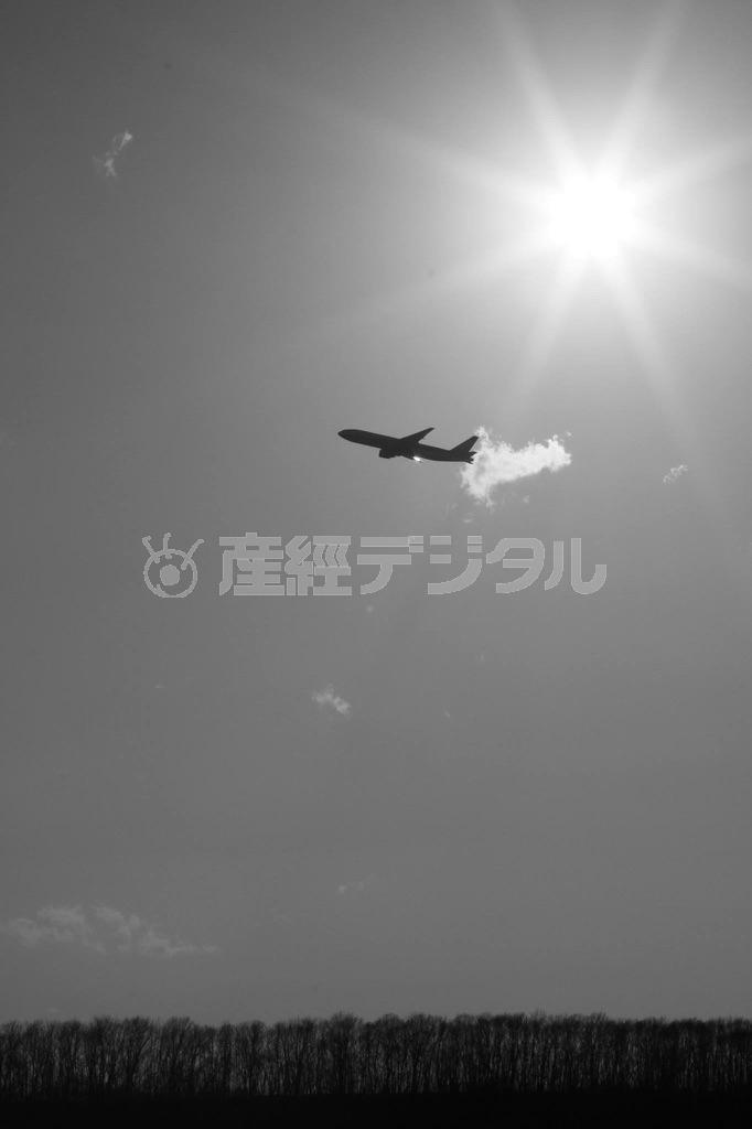 【読者写真（北海道札幌市西区、加藤孝司さん）】夕子先生のワンポイントレッスン：飛行機と太陽だけのシンプルな作品ですが、縦位置にして、空の余白を多めにして下の山を入れることで、高さを感じられて太陽の近くまで飛んでいるかのように錯覚しますね。モノクロでコントラストを強めにして引き締まった作品になりましたね！（提供写真）