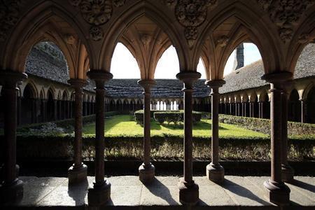 こちらは１３世紀初頭に建設された「ラ＿メルヴェイユの塔」の最上階にあるゴシック様式の回廊です。メルヴェイユとはフランス語で「驚嘆」という意味で、それほど美しいとされた回廊です。一部分を切り取っても、窓から外の海を撮っても、どこを撮っても美しいですが、私はこの一周をぐるっと回れるのだということが伝わる写真を撮りたいとこの場所を選び、１１㍉の広角レンズで撮影しました。中庭の緑の露出と手前の暗い部分の露出の差が激しいので注意が必要です。曇りの日の方が撮りやすいでしょう＝２０１５年３月６日、フランス・モンサンミッシェル（須藤夕子さん撮影）