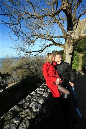 外観の写真をみることが多いモンサンミッシェルですが、実は裏庭には、意外といろんな木や花が咲いていて、眺めも良くおすすめの場所です。フランス人のカップルがいたので、撮影させてもらいました。モンサンミッシェルだということが少しでも分かるよう建物や座っている石畳を入れて、被写体を真ん中よりも少し右に寄せて構図を作りました。突然話しかけて撮影したので、何分も時間をもらうわけにもいかず、数枚のシャッターチャンスでしたが、美しい写真が撮れたと思います。Ａｕｄｒｅｙさんカップル＿Ｍｅｒｃｉ！！＝２０１５年３月６日、フランス・モンサンミッシェル（須藤夕子さん撮影）