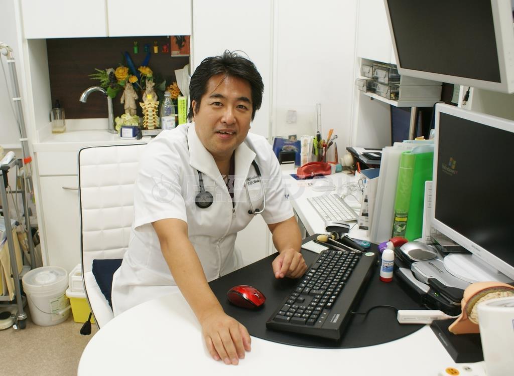 秋葉原駅クリニック院長、大和田潔さん。診療と執筆で多忙な毎日だが、ランニングと水泳を欠かさない。「体が軽くなれば動くのが楽しくなる。運動をすれば気持ちも前向きになる」＝２０１４年９月２日（塩塚夢撮影）