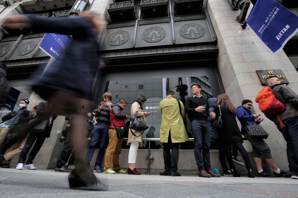 ４月１０日に伊勢丹新宿店１階にオープンした「アップルウオッチ」の専門売り場。店内でも一等地というロケーション＝東京・新宿