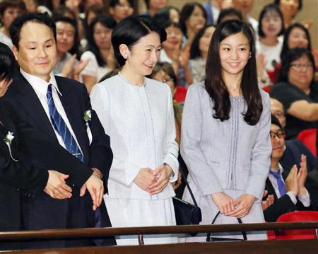 フランス映画「奇跡のひとマリーとマルグリット」のチャリティー試写会参加のため、会場に到着された秋篠宮妃紀子さまと次女の佳子さま＝１９日夜、東京都千代田区の有楽町朝日ホール（代表撮影）