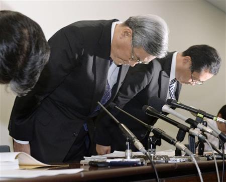 家庭向け電気料金の再値上げについて陳謝し、頭を下げる関西電力の八木誠社長（中央）＝２０１５年５月１８日午後、大阪市北区の本店（共同）