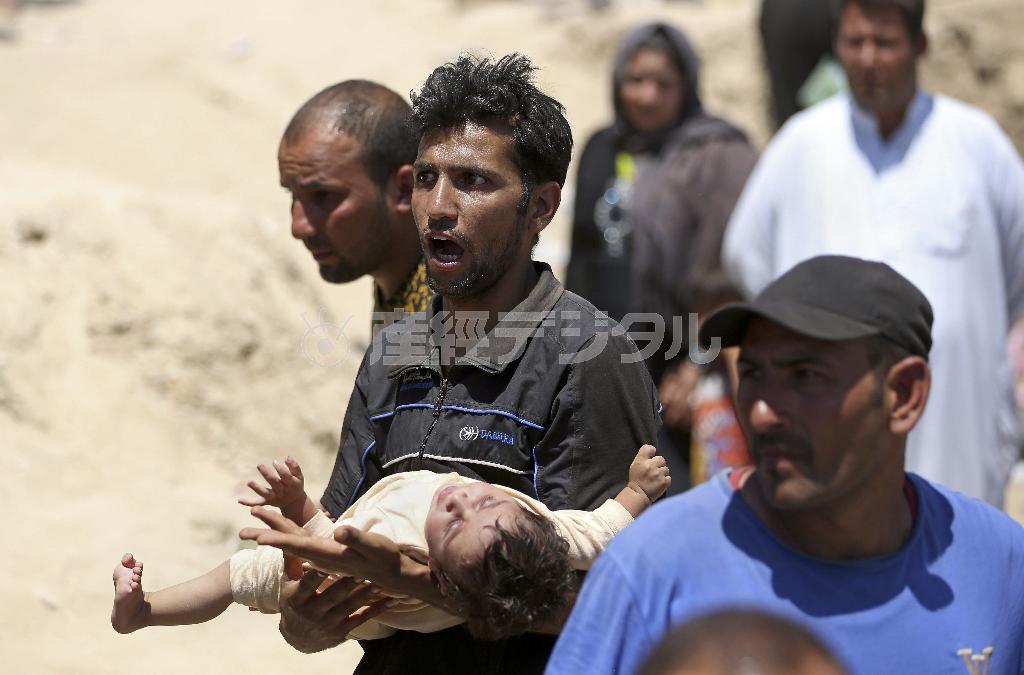 イラクの首都バグダッド郊外にラマディから避難してきた人々＝２０１５年５月１７日、イラク・アンバル州ラマディ（ＡＰ）