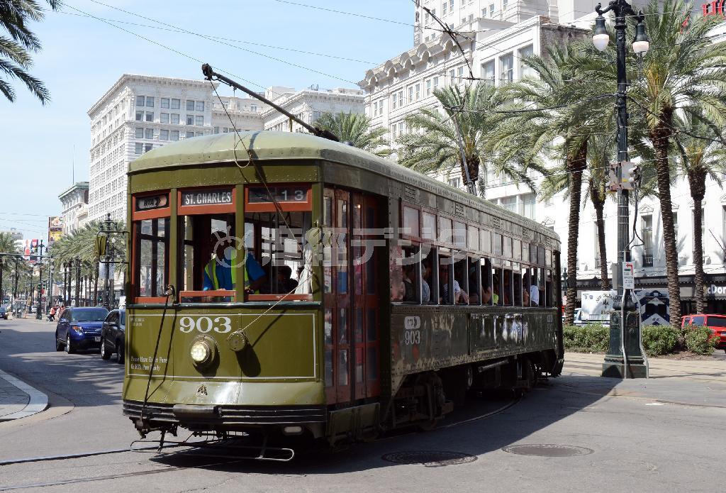 キャナル通りを走る「セントチャールズ・ストリートカー」。現役の市電としては世界最古と言われている＝２０１５年３月１６日、米ルイジアナ州ニューオーリンズ（川口良介撮影）
