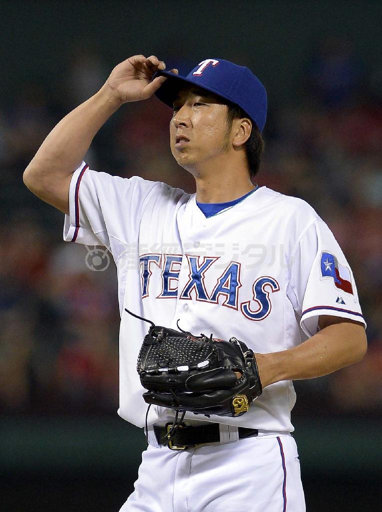 ５月１５日のインディアンズ戦の六回、苦しい展開に宙を見上げるレンジャーズの藤川球児（きゅうじ）＝２０１５年、米テキサス州アーリントン（リョウ薮下撮影）