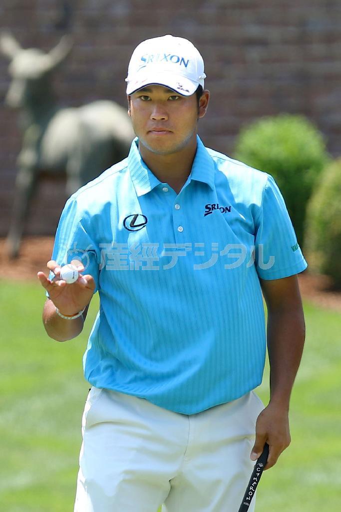 ７番でバーディーを決め、ギャラリーの声援に応える松山英樹＝２０１５年５月１７日、米ノースカロライナ州シャーロットのクウェイルホロー・クラブ（共同）