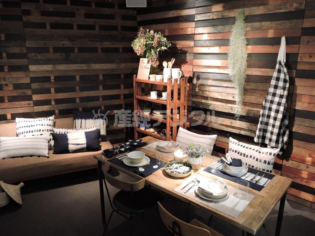 日本を皮切りに本格展開する生活用品（ＣＨＡＮ＿ＬＵＵ＿ＨＯＭＥシリーズ）の数々。クッション（左、各１万３０００円）、食器類（２３００円～）など＝２０１５年４月１３日、東京都新宿区（藤沢志穂子撮影）