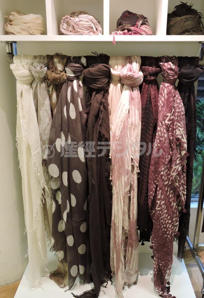 ナチュラルでファッションのアクセントになるショール。１万３０００円～２万７０００円＝２０１５年４月１３日、東京都新宿区（藤沢志穂子撮影）