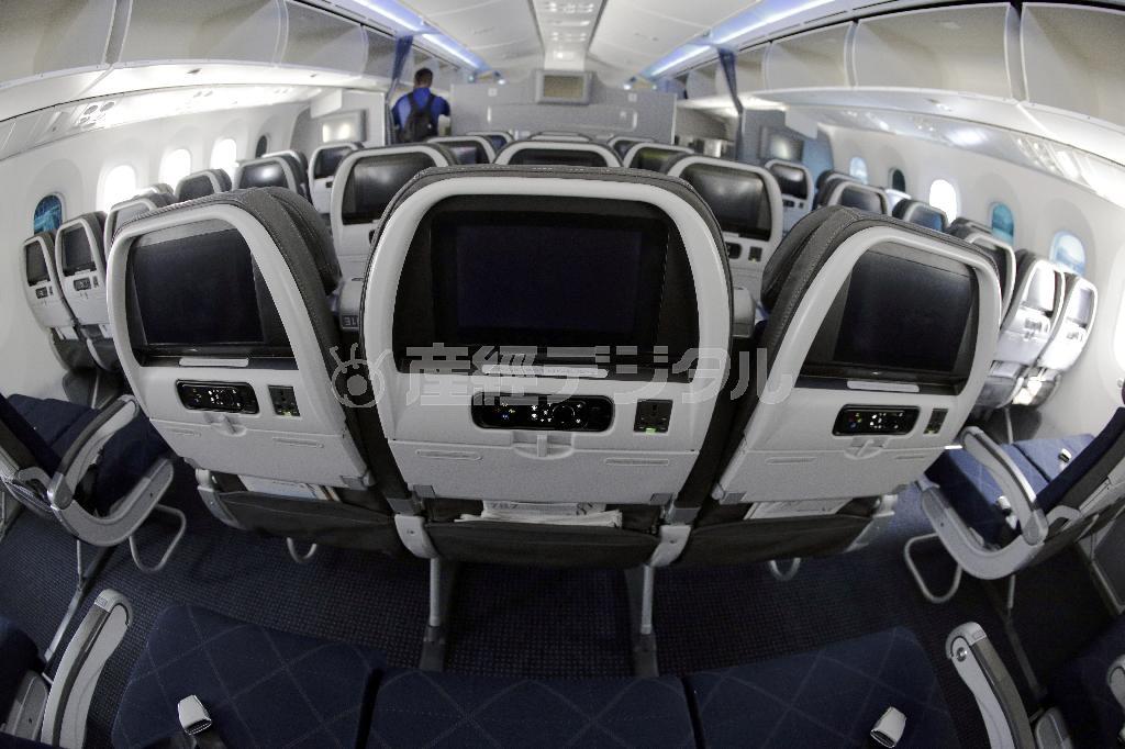 米連邦捜査局（ＦＢＩ）に拘束されたクリス・ロバーツ氏は、こうした機内の座席の下にある電子ボックスに接続してハッキングしたとされる＝２０１５年５月７日（ＡＰ）