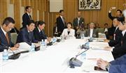 経済財政諮問会議で、あいさつする安倍晋三首相（左から２人目）。左端は甘利明経済再生相＝１９日午後、首相官邸