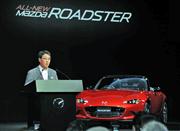 新型「マツダロードスター」発表会あいさつをする小飼雅道（代表取締役社長兼ＣＥＯ）＝２０日午後、東京・日本橋（宮川浩和撮影）