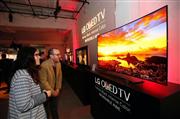 米ニューヨークのイベントで韓国のＬＧ電子が展示した大型の有機ＥＬテレビ。売れ行きの動向は、出光興産の有機ＥＬ材料事業の将来も左右する＝４月８日（ＡＰ）