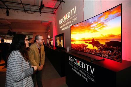 米ニューヨークのイベントで韓国のＬＧ電子が展示した大型の有機ＥＬテレビ。売れ行きの動向は、出光興産の有機ＥＬ材料事業の将来も左右する＝４月８日（ＡＰ）