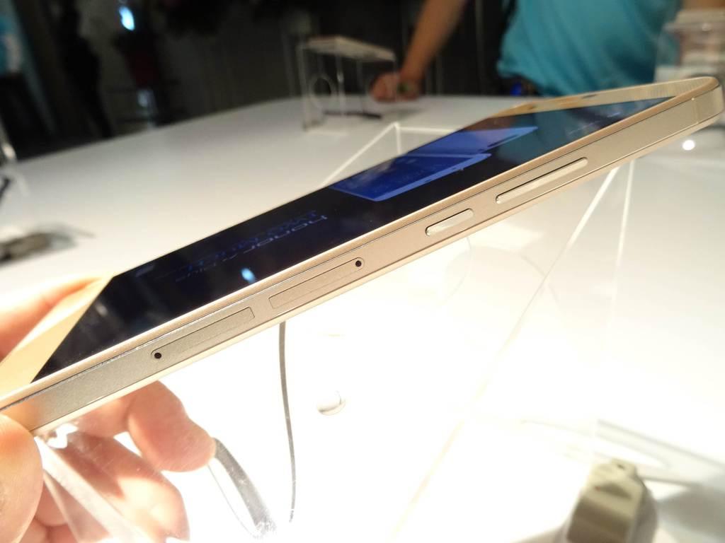 ファーウェイ・ジャパンの高性能スマホ「ｈｏｎｏｒ（オナー）６プラス」。ＳＩＭスロットを２つ備えている＝２０日、東京都港区