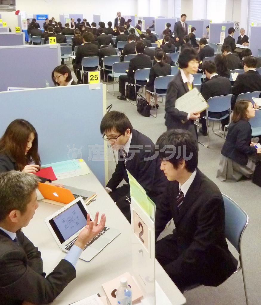 既卒者限定で開かれた合同就職面接会＝２０１５年４月、東京都新宿区（共同）