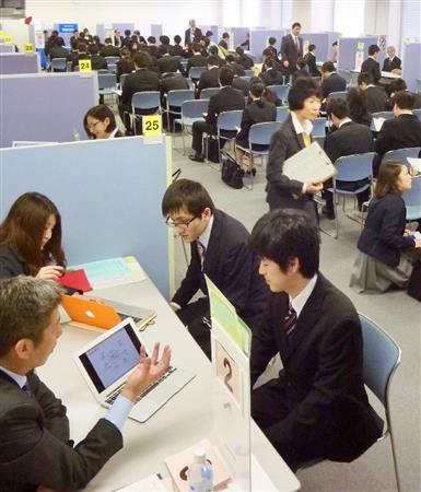 既卒者限定で開かれた合同就職面接会＝２０１５年４月、東京都新宿区（共同）