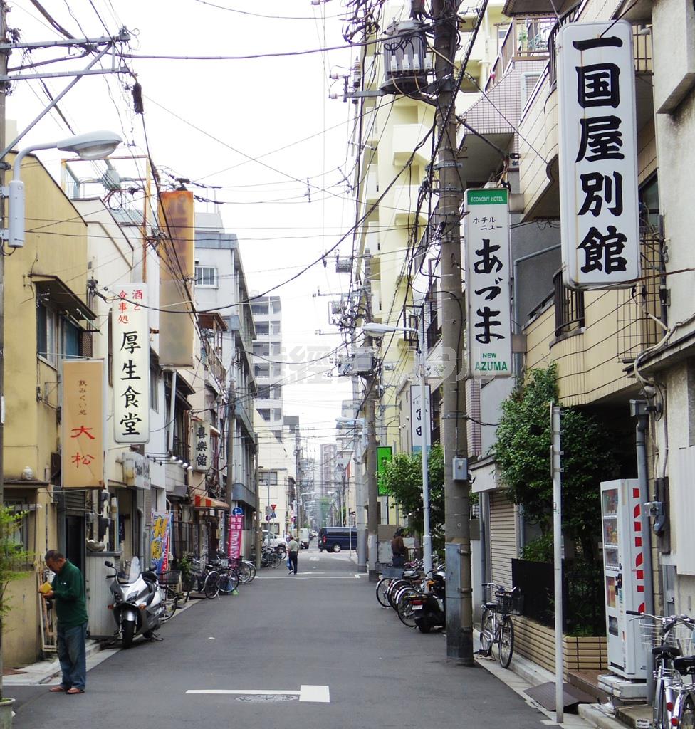 簡易宿泊などが立ち並ぶ東京・山谷地区。多くの高齢者や観光客が宿泊している＝２０１５年５月１９日、東京都台東区（橋本昌宗撮影）