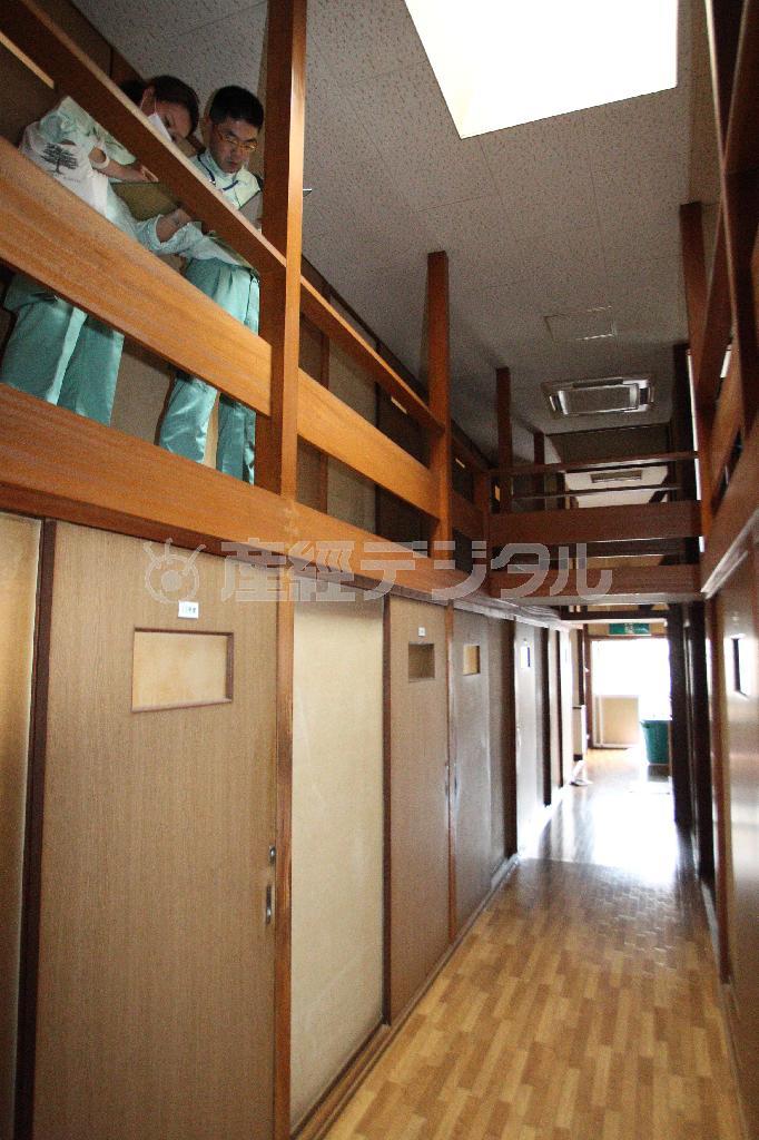 簡易宿泊所の立ち入り調査で、２階と３階が吹き抜けの「吉田屋」と似た構造の建物を調べる川崎市職員ら＝２０１５年５月１９日、神奈川県川崎市川崎区（荻窪佳撮影）