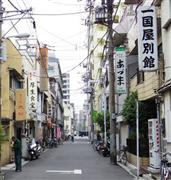 簡易宿泊などが立ち並ぶ東京・山谷地区。多くの高齢者や観光客が宿泊している＝２０１５年５月１９日、東京都台東区（橋本昌宗撮影）