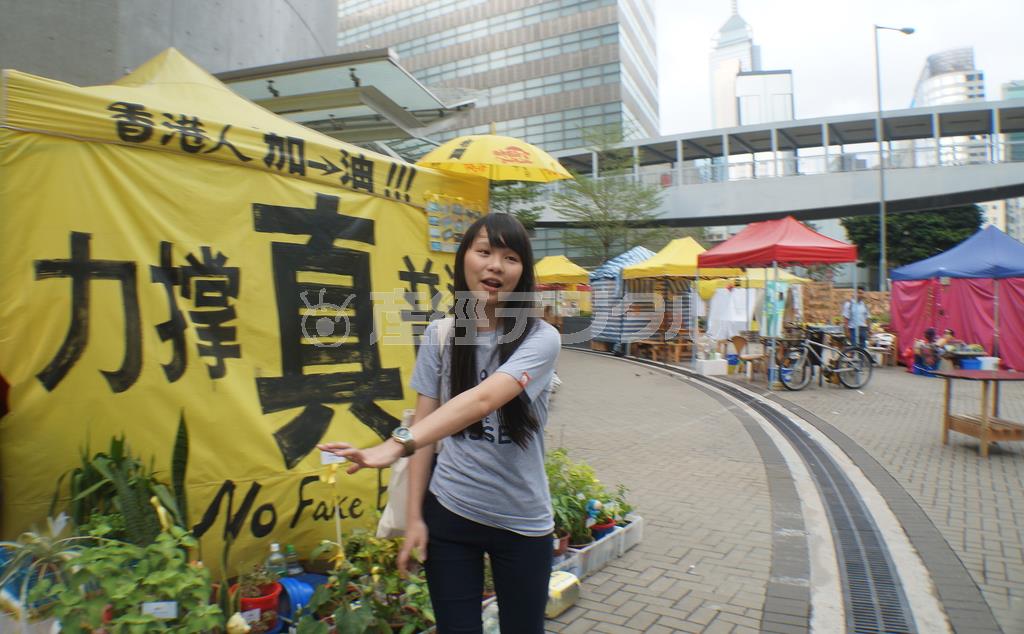 民主的な選挙制度を求めるデモの再開も視野に、テントが立ち並び始めた香港中心部、金鐘で、現場を案内する学生団体のメンバー、周庭さん＝２０１５年５月１８日、中国・香港（河崎真澄撮影）