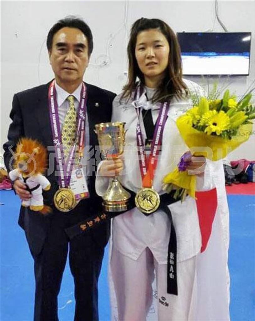 日本勢初の金メダルに輝いた女子５７キロ級の浜田真由（まゆ、右）＝２０１５年５月１８日、ロシア・チェリャビンスク州チェリャビンスク（全日本テコンドー協会提供）