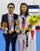 日本勢初の金メダルに輝いた女子５７キロ級の浜田真由（まゆ、右）＝２０１５年５月１８日、ロシア・チェリャビンスク州チェリャビンスク（全日本テコンドー協会提供）