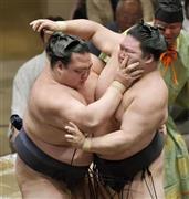 豪栄道（右）を攻める稀勢の里（きせのさと）＝２０１５年５月１９日、東京都墨田区・両国国技館（共同）