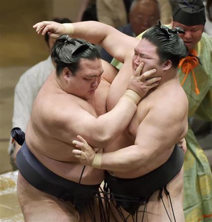 豪栄道（右）を攻める稀勢の里（きせのさと）＝２０１５年５月１９日、東京都墨田区・両国国技館（共同）