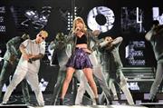 テイラー・スウィフト（中央）の歌う全１８曲に２日間で計１０万４０００人が歓喜した＝２０１５年５月５日、東京都文京区の東京ドーム。（Ｊｕｎ＿Ｓａｔｏさん撮影／ＬＰ５／Ｇｅｔｔｙ＿Ｉｍａｇｅｓ＿ｆｏｒ＿ＴＳ）