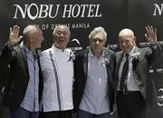 米俳優、ロバート・デニーロさん（右から２人目）と共同出資者のシェフ、松久信幸さん（左から２人目）＝２０１５年５月１８日、フィリピン・首都マニラ（ＡＰ）
