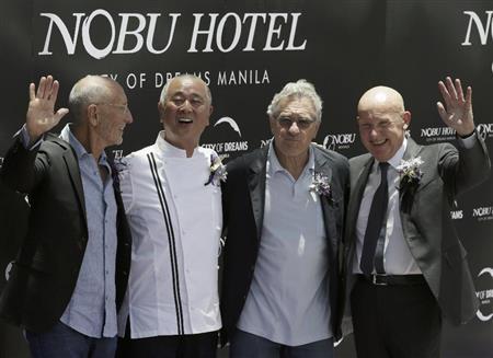 米俳優、ロバート・デニーロさん（右から２人目）と共同出資者のシェフ、松久信幸さん（左から２人目）＝２０１５年５月１８日、フィリピン・首都マニラ（ＡＰ）