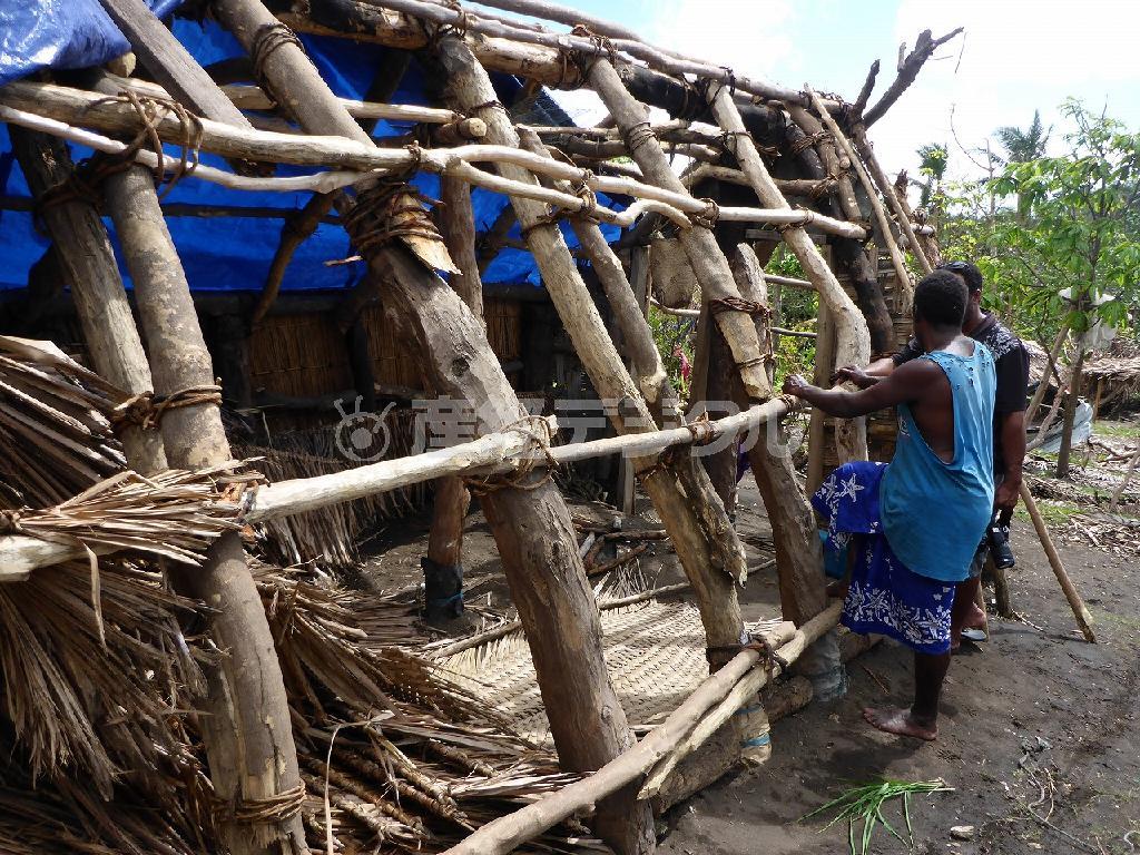 タンナ島にある昔ながらの家。周りを覆うナタンゴラリーフは飛んでしまったものの、骨組みは健在です＝２０１５年、バヌアツ（相川梨絵さん撮影）