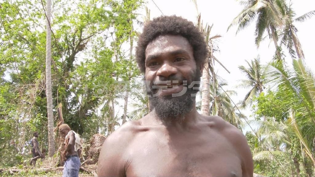 今年のナンゴール勇者となった男性＝２０１５年、バヌアツ・ペンテコスト島（相川梨絵さん撮影）