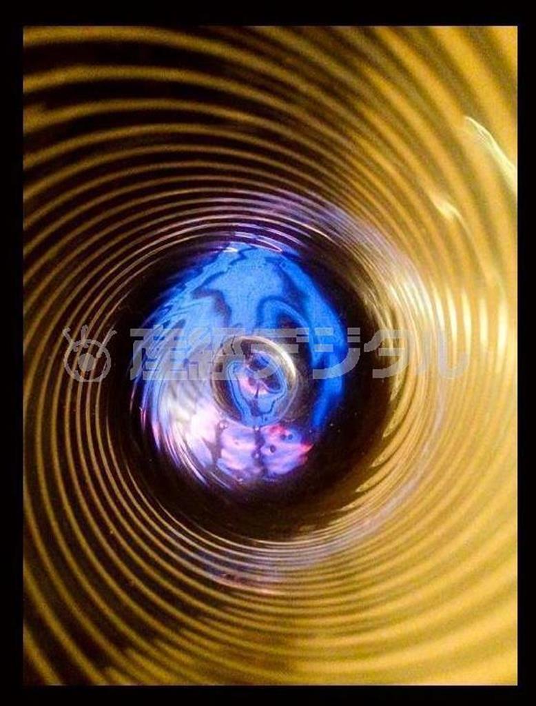 毎日、アートになりうるかもしれない光景を探すのは困難を極める。当然、出来の悪い作品だらけとなるのだが、この日も「今日は何もないと」と焦っていた。ビールを飲んで気を紛らわしているうちに、ふとコップを食卓の電灯に照らしてみた。光源を少しづつずらしていくと、陰影のついた面白い光景が浮かび上がった＝２０１４年３月１８日、ｉＰｈｏｎｅ４ｓで（野口隆史さん撮影）