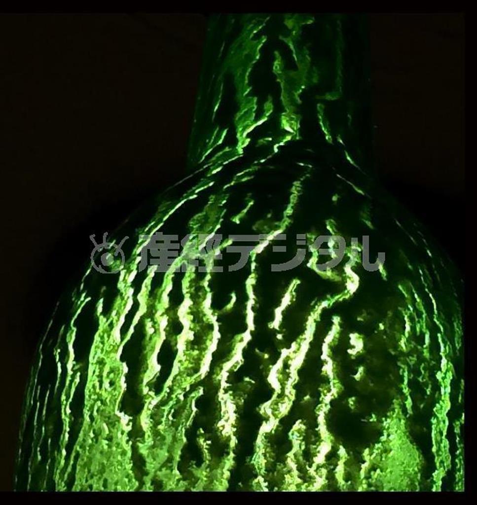 ７２０ミリリットルの濁り酒を飲み終えて、居間の吊り下げ電球にかざしてみると、酒の濃厚な液体が幾重ものスジとなって緑色の瓶に浮かび上がった＝２０１４年１０月１３日、ｉＰｈｏｎｅ５ｓで（野口隆史さん撮影）