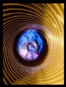 毎日、アートになりうるかもしれない光景を探すのは困難を極める。当然、出来の悪い作品だらけとなるのだが、この日も「今日は何もないと」と焦っていた。ビールを飲んで気を紛らわしているうちに、ふとコップを食卓の電灯に照らしてみた。光源を少しづつずらしていくと、陰影のついた面白い光景が浮かび上がった＝２０１４年３月１８日、ｉＰｈｏｎｅ４ｓで（野口隆史さん撮影）