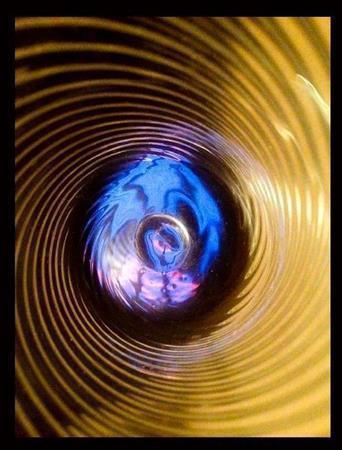 毎日、アートになりうるかもしれない光景を探すのは困難を極める。当然、出来の悪い作品だらけとなるのだが、この日も「今日は何もないと」と焦っていた。ビールを飲んで気を紛らわしているうちに、ふとコップを食卓の電灯に照らしてみた。光源を少しづつずらしていくと、陰影のついた面白い光景が浮かび上がった＝２０１４年３月１８日、ｉＰｈｏｎｅ４ｓで（野口隆史さん撮影）